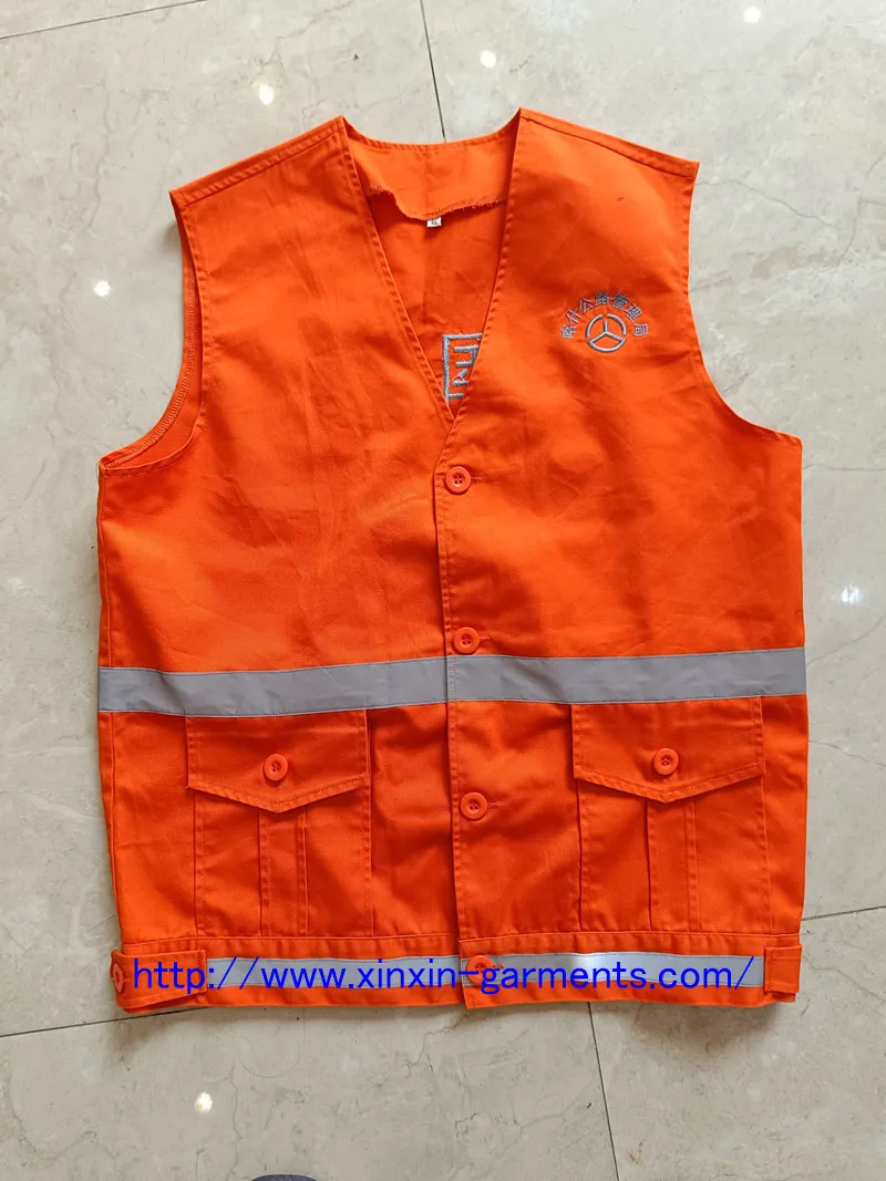 Настроить уличную защитную спецодежду, светоотражающий жилет безопасности на дороге для строительных рабочих